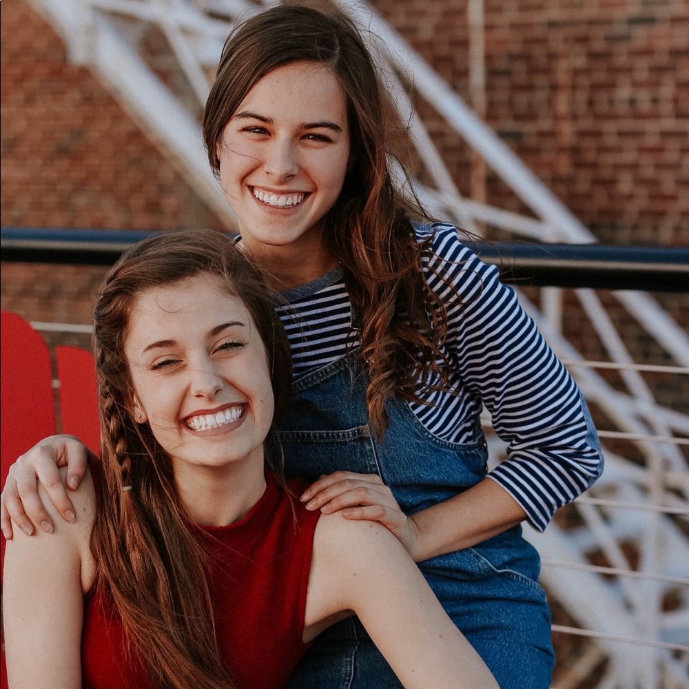 Meet your Poshers, Samantha & Sara!